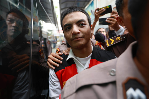 Terdakwa Vadel Bajideh tiba untuk menjalani sidang perdana terkait kasus persetubuhan di Pengadilan Negeri Jakarta Selatan, Jakarta, Rabu, (25/6/2025). Foto: Agus Apriyanto