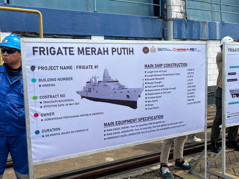 Petugas berada di lokasi informasi proses Produksi Kapal Frigate Merah Putih di PT PAL, Surabaya, Rabu (25/6).  Foto: Rayyan Farhansyah/kumparan