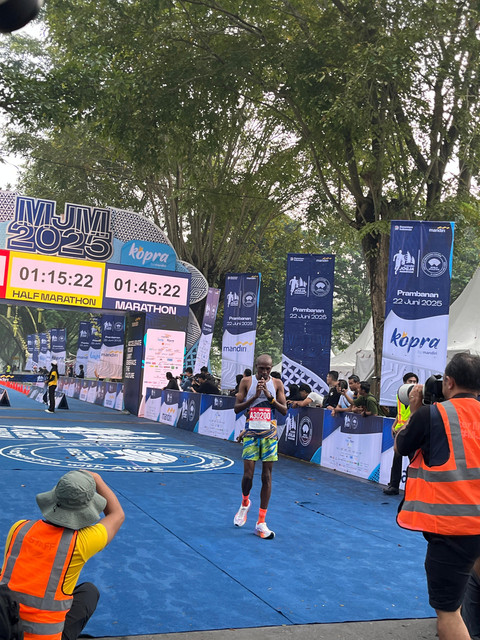 Mandiri Jogja Marathon 2025 sukses digelar di kawasan Candi Prambanan, Minggu (22/6). Foto: kumparan