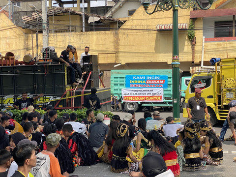 Demo penambang pasir Sungai Progo di depan Kantor Gubernur DIY, Rabu (25/6). Foto: Pandangan Jogja/Resti Damayanti