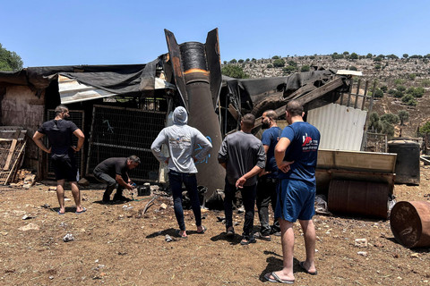 Warga melihat sisa-sisa rudal balistik setelah serangan rudal Iran di Israel utara, Selasa (24/6/2025). Foto: Avi Ohayon/REUTERS