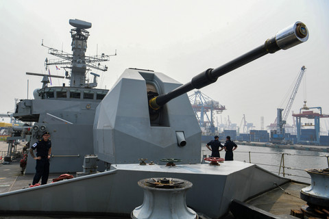 Prajurit kapal Angkatan Laut Kerajaan Inggris (HMS) Richmond berada di atas kapal saat melakukan kunjungan ke Indonesia di Dermaga Pelabuhan Tanjung Priok, Jakarta, Rabu (25/6/2025). Foto: Muhammad Adimaja/ANTARA FOTO