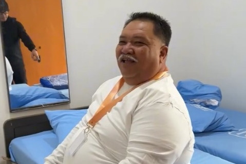 Bupati Bengkulu Selatan Rifai Tajudin menggabungkan dua tempat tidur saat Retreat Gelombang II di IPDN Jatinangor, Rabu (25/6/2025). Foto: Instagram/@bimaaryasugiarto