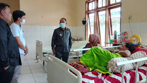 Bupati Bolaang Mongondow, Yusra Alhabsyi, saat melakukan sidak di RSUD Datoe Binangkang. Bupati berdiskusi dengan pasien yang sementara dirawat di rumah sakit milik daerah tersebut.