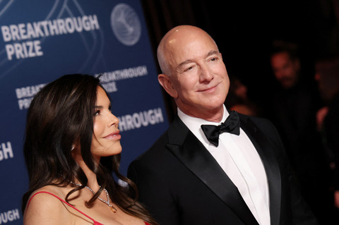 CEO Amazon Jeff Bezos dan pasangannya Lauren Sanchez. Foto: Michael Tran / AFP)