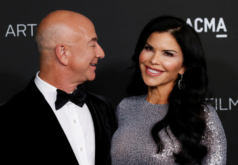 CEO Amazon Jeff Bezos dan pasangannya Lauren Sanchez. Foto: Michael Tran / AFP