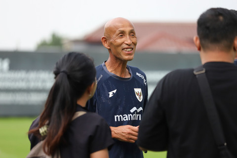 Pelatih Timnas Wanita Indonesia, Satoru Mochizuki, dalam latihan terbuka Garuda Pertiwi di Dewa United Arena, Rabu (25/6). Foto: Iqbal Firdaus/kumparan