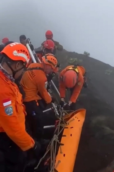 Proses evakuasi pendaki asal Brasil yang jatuh dari Gunung Rinjani, NTB, Rabu (25/5/2025). Foto: Instagram/@brimobntb_