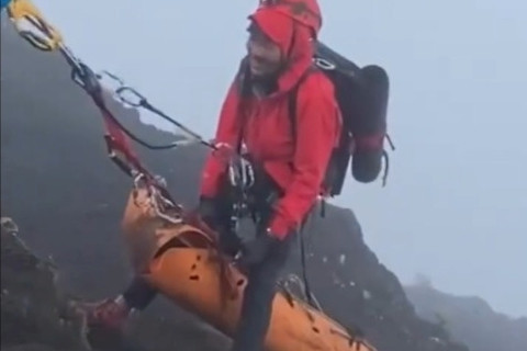 Proses evakuasi pendaki asal Brasil yang jatuh dari Gunung Rinjani, NTB, Rabu (25/5/2025). Foto: Instagram/@brimobntb_