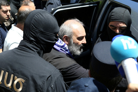 Petugas Keamanan Nasional Armenia menangkap Uskup Agung Gereja Apostolik Armenia Bagrat Galstanyan, yang didakwa berupaya menggulingkan pemerintah dan mengganggu stabilitas negara, di Yerevan, Armenia, Rabu (25/6/2025). Foto: Melik Baghdasaryan/Photolure via REUTERS