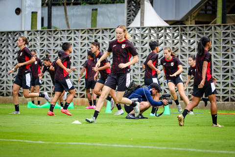 Pemain Timnas Wanita Indonesia mengikuti pemusatan latihan di Dewa United Arena, Kabupaten Tangerang, Rabu (25/6/2025). Foto: Iqbal Firdaus/kumparan