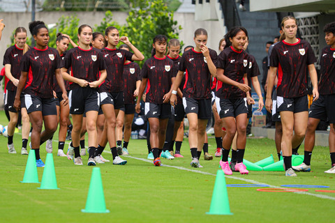 Pemain Timnas Wanita Indonesia mengikuti pemusatan latihan di Dewa United Arena, Kabupaten Tangerang, Rabu (25/6/2025). Foto: Iqbal Firdaus/kumparan
