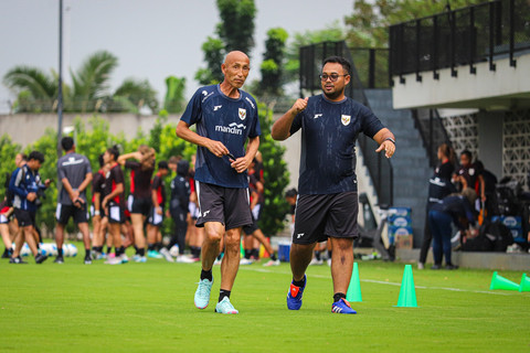 Pelatih Timnas Wanita Indonesia Satoru Mochizuki memimpin latihan di Dewa United Arena, Kabupaten Tangerang, Rabu (25/6/2025). Foto: Iqbal Firdaus/kumparan