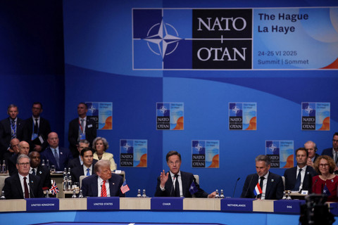 Presiden Amerika Serikat Donald Trump menghadiri pertemuan puncak NATO di Den Haag, Belanda, Rabu (25/6/2025). Foto: Toby Melville/REUTERS