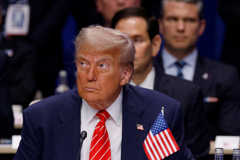 Presiden Amerika Serikat Donald Trump menghadiri pertemuan puncak NATO di Den Haag, Belanda, Rabu (25/6/2025). Foto: Ludovic Marin/Pool via REUTERS