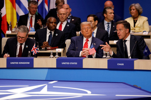 Presiden Amerika Serikat Donald Trump menghadiri pertemuan puncak NATO di Den Haag, Belanda, Rabu (25/6/2025). Foto: Ludovic Marin/Pool via REUTERS