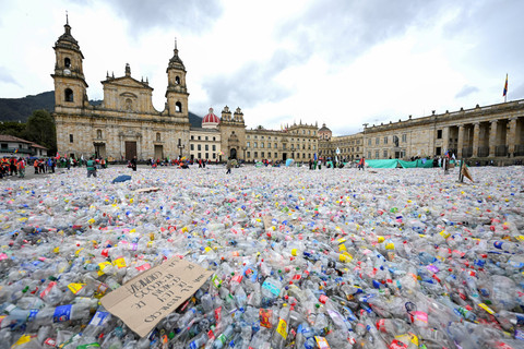 Sampah botol plastik selama protes di Lapangan Bolivar, Bogota, Kolombia, Selasa (24/6/2025). Foto: Luis Acosta/AFP