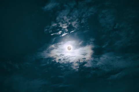 Ilustrasi untuk Apa yang Dimaksud Malam 1 Suro. Sumber: Unsplash/Spencer Arquimedes
