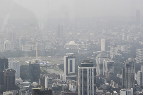 Suasana lanskap kota yang diselimuti polusi udara di Jakarta, Rabu (25/6/2025). Foto: Sulthony Hasanuddin/ANTARA FOTO 