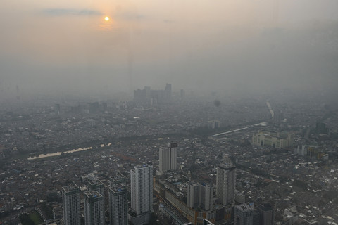 Suasana lanskap kota yang diselimuti polusi udara di Jakarta, Rabu (25/6/2025). Foto: Sulthony Hasanuddin/ANTARA FOTO 