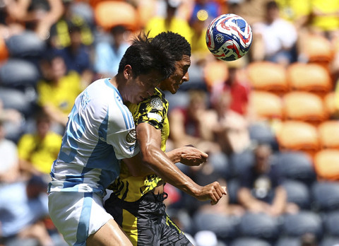 Pemain Borussia Dortmund Jobe Bellingham berebut bola dengan pemain Ulsan HD FC Jae-Ik Lee pada pertandingan grup F Piala Dunia Antarklub 2025 di Stadion TQL, Cincinnati, Amerika Serikat, Rabu (25/6/2025). Foto: Kai Pfaffenbach/Reuters