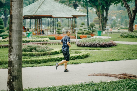 Ilustrasi Pengunjung Jogging. Foto: Unsplash/Nhung Young