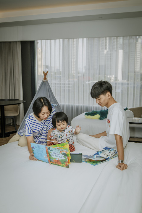 Ilustrasi keluarga yang sedang menginap di Artotel Suites Mangkuluhur.   Foto: Dok. Artotel Suites Mangkuluhur