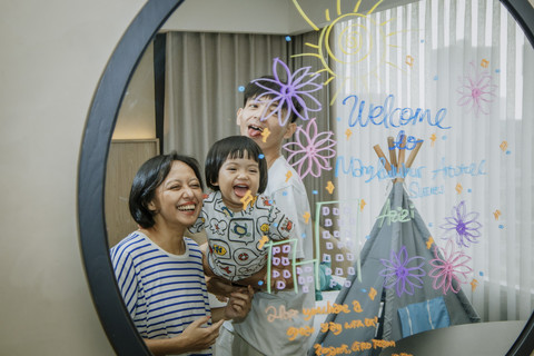 Ilustrasi keluarga yang sedang menginap di Artotel Suites Mangkuluhur.   Foto: Dok. Artotel Suites Mangkuluhur