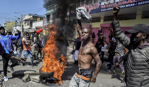 Sejumlah pengunjuk rasa membakar ban saat melakukan aksi memperingati satu tahun protes anti-pemerintah tahun 2024 yang mematikan di Nairobi, Kenya, Rabu (25/6/2025). Foto: Donwilson Odhiambo/Reuters