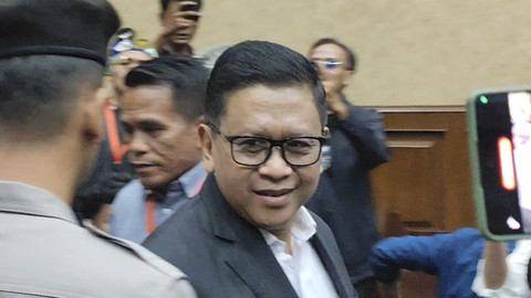 Sekjen PDIP Hasto Kristiyanto tiba di ruang sidang Pengadilan Tipikor Jakarta, Kamis (27/6/2025). Foto: Jonathan Devin/kumparan