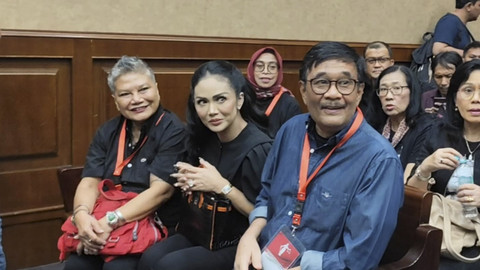 Politisi PDIP Ribka Tjiptaning, Krisdayanti, Djarot Saeful Hidayat menghadiri sidang Sekjen PDIP Hasto Kristiyanto di Pengadilan Tipikor Jakarta, Kamis (27/6/2025). Foto: Jonathan Devin/kumparan