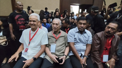 Politisi PDIP Ganjar Pranowo (kiri) dan Wali Kota Solo FX Rudy (kanan) menghadiri sidang Sekjen PDIP Hasto Kristiyanto di Pengadilan Tipikor Jakarta, Kamis (27/6/2025). Foto: Jo... </div>
<div class=