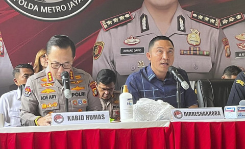 Dirresnarkoba Polda Metro Jaya Kombes Pol Ahmad David (kanan) dan Kabid Humas Polda Metro Jaya Kombes Pol Ade Ary (kiri) saat konferensi pers di Polda Metro Jaya, Jakarta Selatan, Kamis (26/6/2025). Foto: Nasywa Athifah/kumparan
