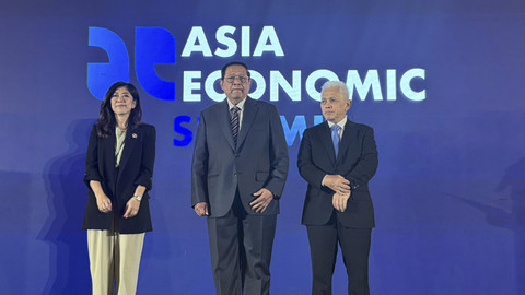 Presiden RI ke-6 Susilo Bambang Yudhoyono, Menteri Menteri Komunikasi dan Digital (Menkomdigi) Meutya Hafid dan Mantan Menteri Sekretaris Negara, Muhammad Hatta Rajasa dalam acara Asia Economic Summit, Kamis (26/6/2025). Foto: Ave Airiza Gunanto/kumparan