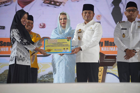 Wakil Gubernur Kalimantan Timur Seno Aji (kedua dari kanan) saat menyerahkan Jospol Insentif Guru untuk guru pada Penyerahan Penerima Penghargaan Gratispol Umrah dan Perjalanan Religi, dan Jospol Insentif Guru di Plenary Hall Komplek GOR Kadrie Oening Sempaja, Samarinda pada Rabu (25/6/2025). Foto: Dok. Istimewa