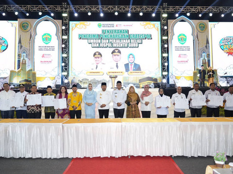Penandatanganan kerja sama Gubernur Kaltim, Bupati/Wali Kota se-Kaltim, Kakanwil Kemenag, serta Direktur Eksekutif Lembaga Pembiayaan Ekspor Indonesia (LPEI) pada Penyerahan Penerima Penghargaan Gratispol Umrah dan Perjalanan Religi, dan Jospol Insentif Guru di Plenary Hall Komplek GOR Kadrie Oening Sempaja, Samarinda pada Rabu (25/6/2025). Foto: Dok. Istimewa