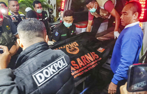 Sejumlah petugas medis menurunkan jenazah pendaki Gunung Rinjani warga negara Brazil Juliana Marins saat tiba di Rumah Sakit Bhayangkara Polda NTB di Mataram, NTB, Rabu (25/6/2025). Foto: Nia/ANTARA FOTO