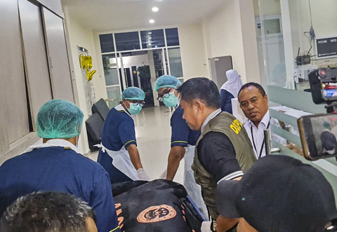 Sejumlah petugas medis menjatuhkan mayat pemanjat Gunung Rinjani dari warga negara Brasil Juliana Marins ketika ia tiba di Rumah Sakit NTB Bhayangkara di Mataram, NTB, Rabu (6/25/2025). Foto: Foto Nia/Antara