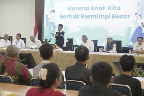 Mensos Saifullah Yusuf (Gus Ipul) menggelar dialog terbuka bersama ratusan orang tua siswa Sekolah Rakyat di Pusdiklatbangprof Margaguna, Jakarta Selatan, Rabu (25/6/2025). Foto: Dok. Kemensos