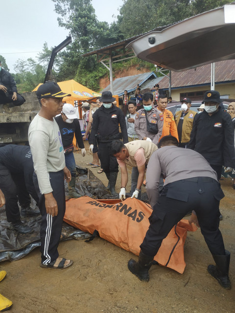 Kemensos menyalurkan bantuan logistik dan mendirikan dapur umum untuk korban banjir dan longsor di Parigi Moutong, Sulawesi Tengah, Rabu (25/06/2025). Bencana mengakibatkan 5 korban meninggal dan 2 orang hilang. Foto: Dok. Kemensos
