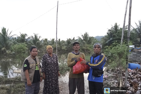 Kemensos menyalurkan bantuan logistik dan mendirikan dapur umum untuk korban banjir dan longsor di Parigi Moutong, Sulawesi Tengah, Rabu (25/06/2025). Bencana mengakibatkan 5 korban meninggal dan 2 orang hilang. Foto: Dok. Kemensos