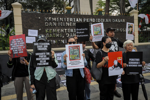 Massa yang tergabung dalam Koalisi Masyarakat Sipil Melawan Impunitas menggelar aksi unjuk rasa bertajuk "Aksi Geruduk Kementerian Kebudayaan" di depan Gedung Kementerian Kebudayaan RI, Jakarta, Kamis, (26/6/2025). Foto: Jamal Ramadhan/kumparan