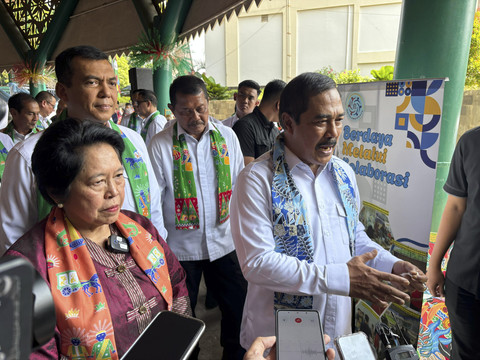 Menteri Imipas, Agus Andrianto (kanan) dan Guru Besar Hukum Pidana UI sekaligus Tim Penyusun UU KUHP, Profesor Harkristuti Harkrisnowo (kiri) usai launching Aksi Sosial Gerakan Nasional Pemasyarakatan Klien Balai Pemasyarakatan Peduli 2025. Foto: Abid Raihan/kumparan