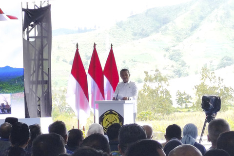 Menteri Energi dan Sumber Daya Mineral (ESDM) Bahlil Lahadalia dalam acara peresmian proyek pembangkit EBT di 15 provinsi, di Bondowoso, Jawa Timur, Kamis (26/6/2025). Foto: Widya Islamiati/kumparan