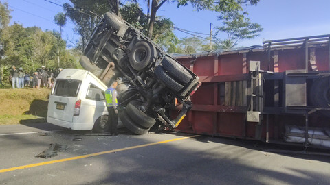 Truk Trailer Tak Kuat Nanjak Timpa Minibus Hiace di Tanjakan Tompak, Kecamatan Ampel, Boyolali jalan Semarang-Solo, Kamis (26/6/2025). Foto: Dok. Istimewa