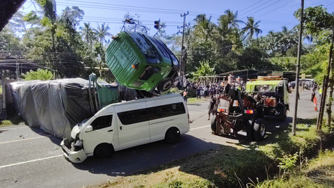 Truk Trailer Tak Kuat Nanjak Timpa Minibus Hiace di Tanjakan Tompak, Kecamatan Ampel, Boyolali jalan Semarang-Solo, Kamis (26/6/2025). Foto: Dok. Istimewa