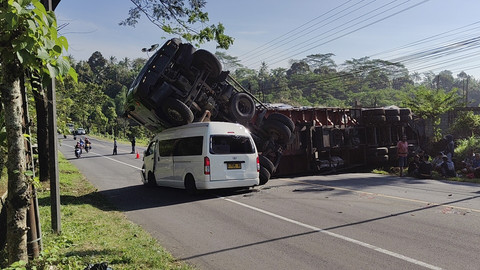 Truk Trailer Tak Kuat Nanjak Timpa Minibus Hiace di Tanjakan Tompak, Kecamatan Ampel, Boyolali jalan Semarang-Solo, Kamis (26/6/2025). Foto: Dok. Istimewa