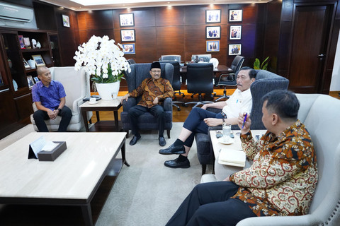 Mensos Saifullah Yusuf (Gus Ipul) memenuhi undangan Ketua Dewan Ekonomi Nasional (DEN), Luhut Binsar Pandjaitan, di Kantor DEN, Kamis (26/6/2025) siang. Foto: Dok Kemensos
