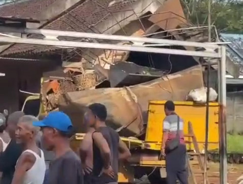 TKP truk meledak di Lampung Timur. | Foto: Ist