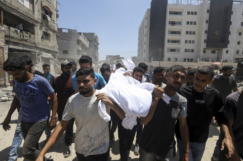 Sejumlah warga membawa jenazah seorang anak saat pemakaman warga Palestina saat prosesi pemakaman warga Palestina yang tewas dalam serangan udara Israel di Rumah Sakit Al-Shifa, Gaza, Rabu (25/6/2025). Foto: Dawoud Abu Alkas/REUTERS